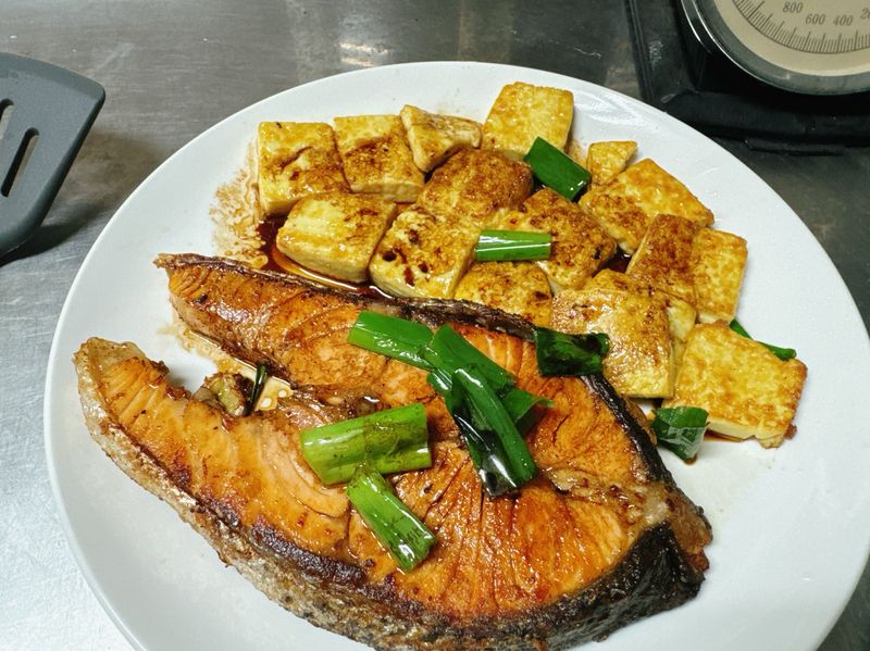 營養好吃的下飯神器:鮭魚煎豆腐