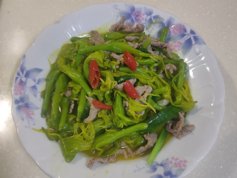 金針花炒肉絲