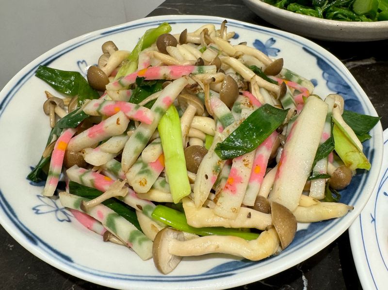 清炒魚板菇菇