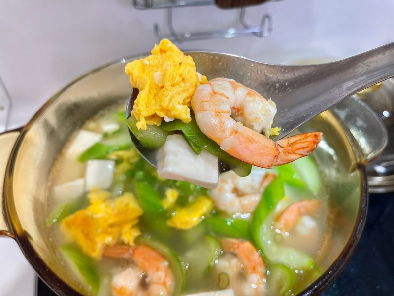 下班快速料理|蝦仁絲瓜豆腐湯