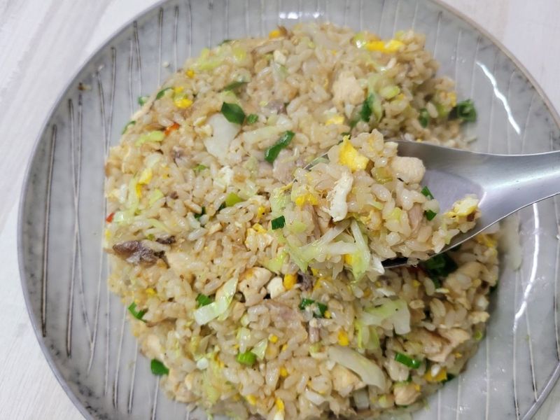 在家簡單上菜,粒粒分明涮嘴的鹹魚雞粒炒飯