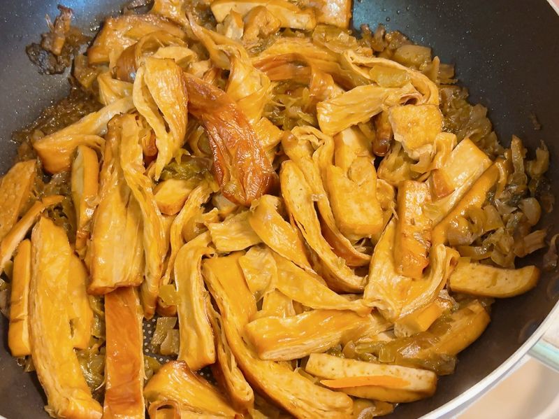 酸菜炒豆皮