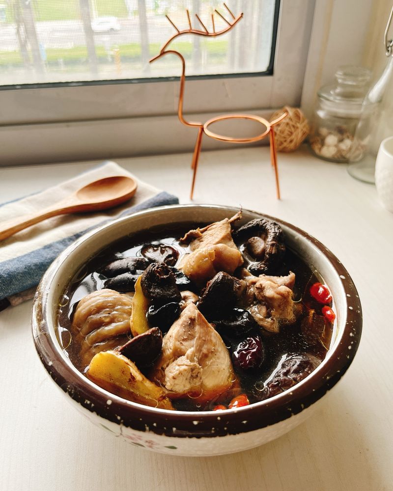 黑蒜土雞湯