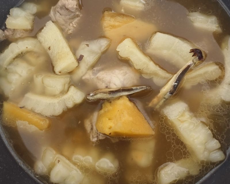 蔭鳳梨苦瓜排骨湯