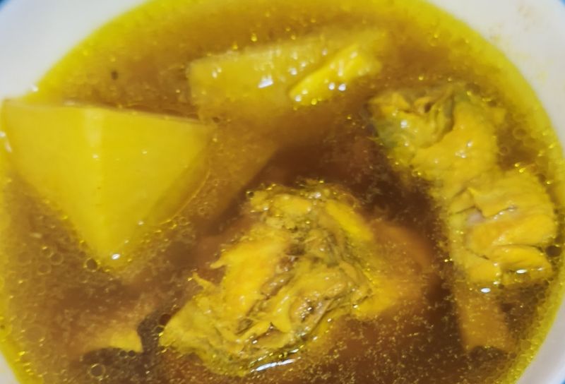 薑黃蘿蔔雞湯