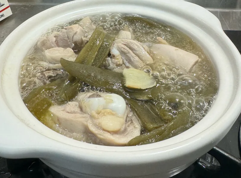 剝皮辣椒雞湯