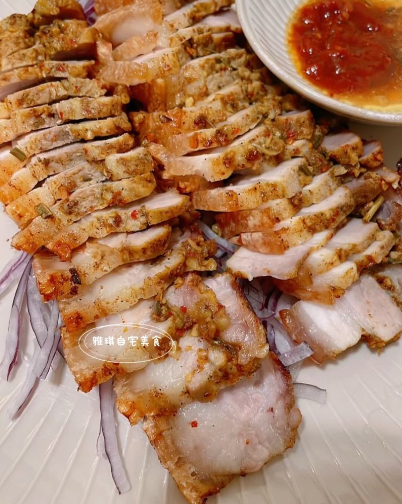 《偽南洋風味的脆皮豬》喀滋喀滋有夠好吃😋