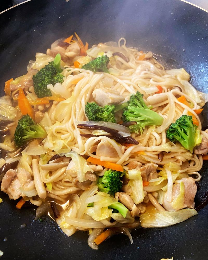 雞腿什錦炒麵