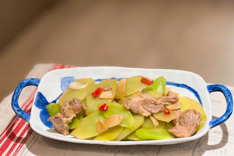 萵苣筍（菜心）炒肉片