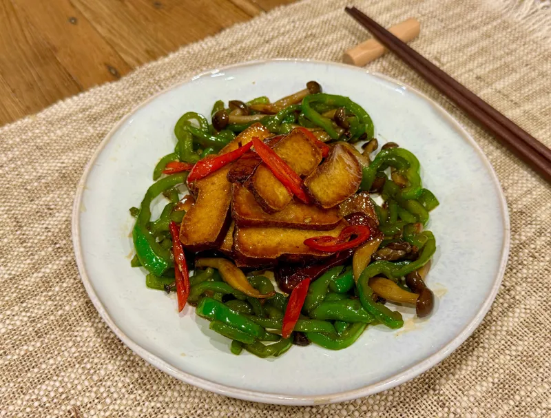 青椒炒五香豆乾 (全素)