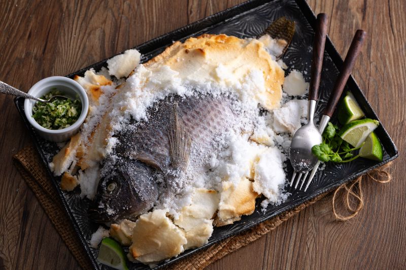 鹽烤吳郭魚｜蛋白鹽殼鎖住水分，魚肉嫩又甜