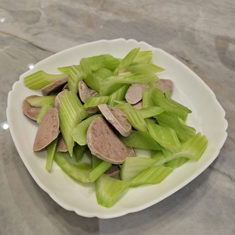 西洋芹炒貢丸