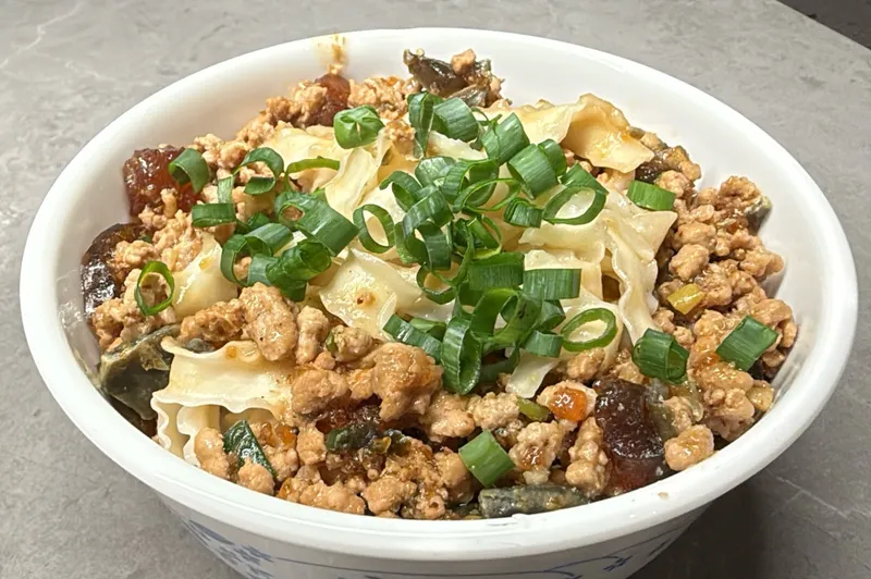紅油皮蛋肉燥乾麵