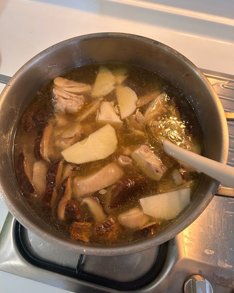 沒技術又香甜的香菇竹筍雞湯