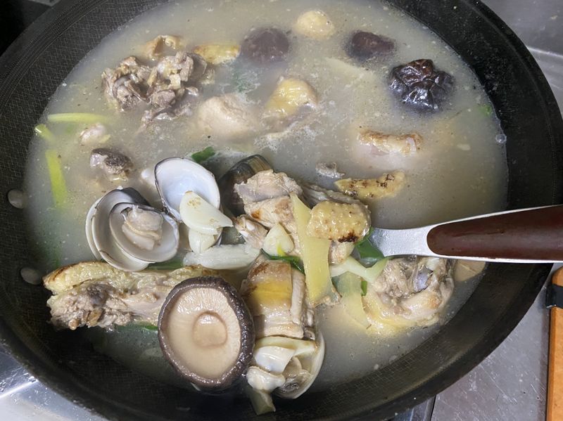 蒜頭蛤蠣雞湯
