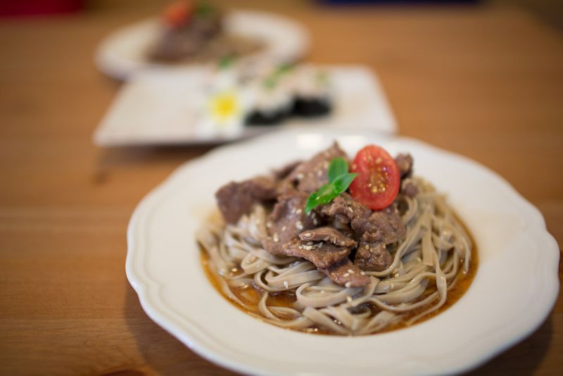 【吳双の愛妻料理】黃金蕎麥燒肉冷麵