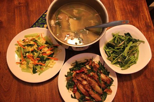 青炒青江菜胡蘿蔔蛋、三杯(塔香)小卷、地瓜葉、麻油當歸生薑羊肉黃耆枸杞湯