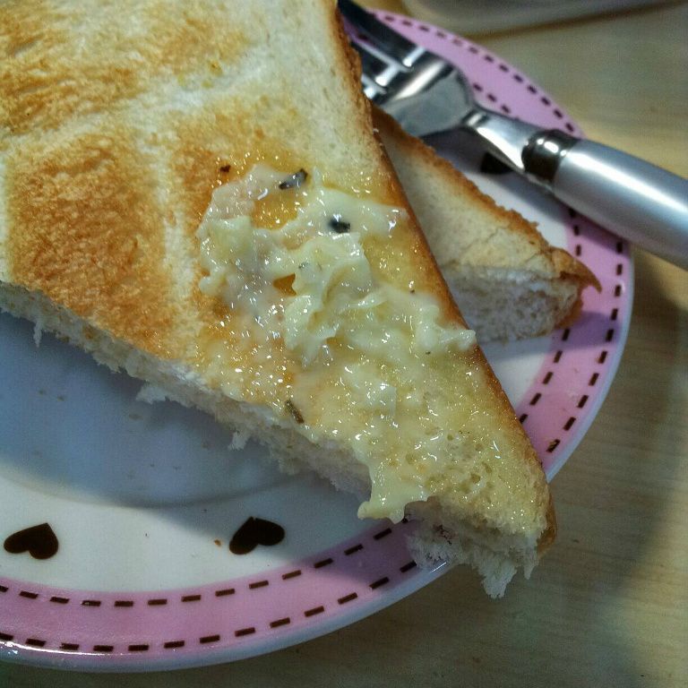 ♥肥肥舒的女王早餐♥自製香蒜奶油抹醬