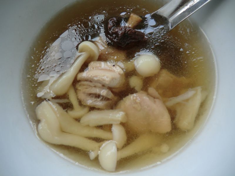 蒜頭雞肉香菇湯