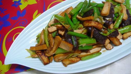 lanni 豆乾臘腸炒管芹