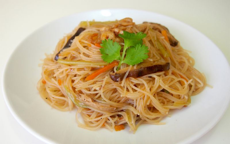 夜市炒米粉 {Fried Rice Noodle with Veggies and Shrimp}