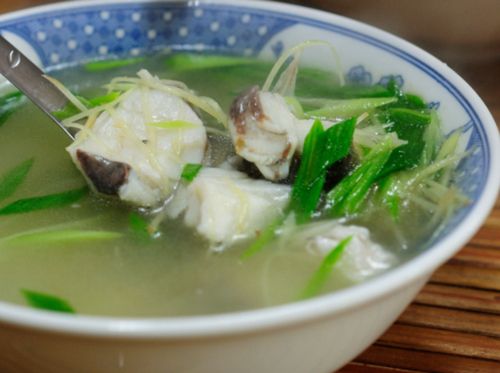【蒜苗鱸魚湯】
