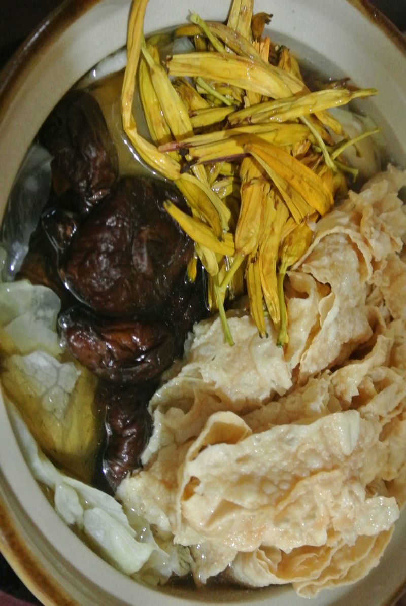 金針蔬食肉骨茶