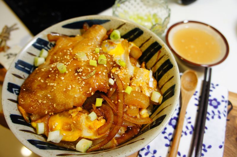 不用一滴油:雞肉丼(雞肉蓋飯、親子丼)