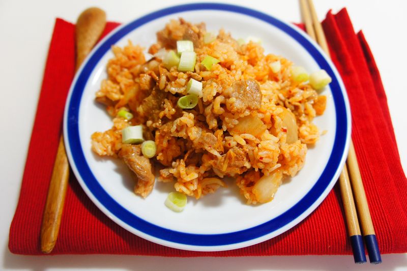 不用一滴油且五分鐘快速開動:泡菜豬肉炒飯(簡易版)