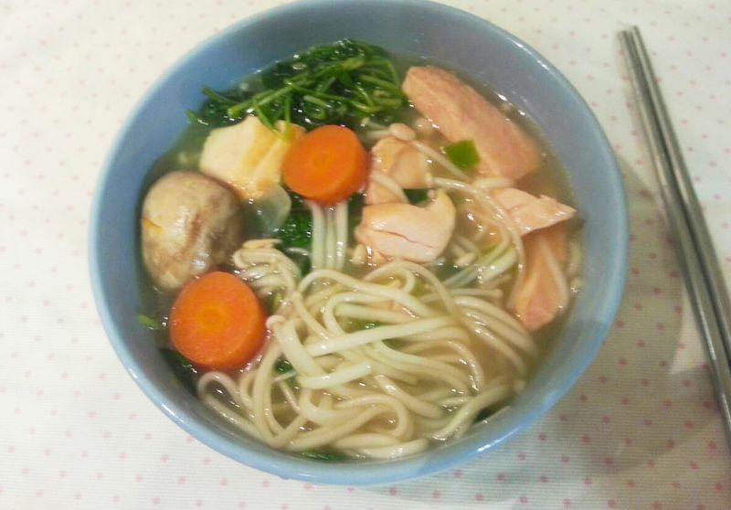 家常鮭魚蔬菜麵