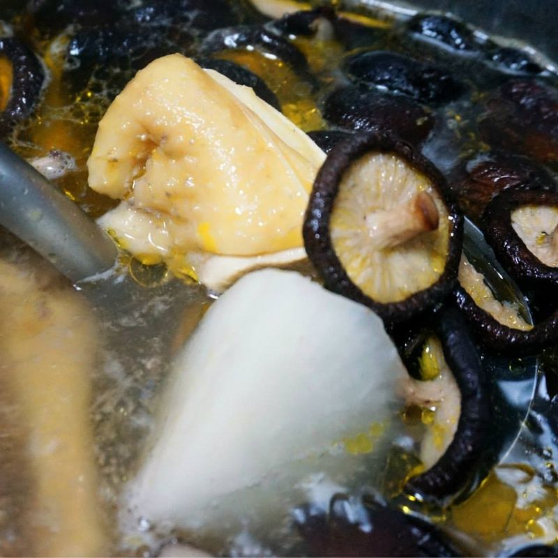 【鹿窯菇事】菇農家的私房料理-香冬菇雞湯