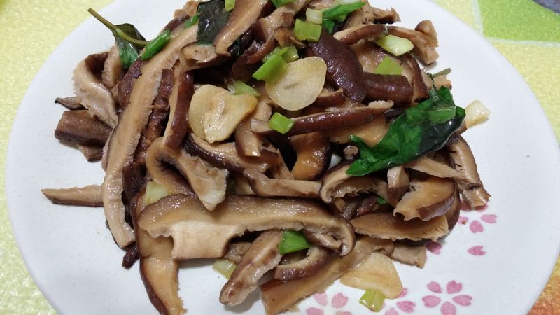 愛烹飪。蠔油九層塔炒香菇