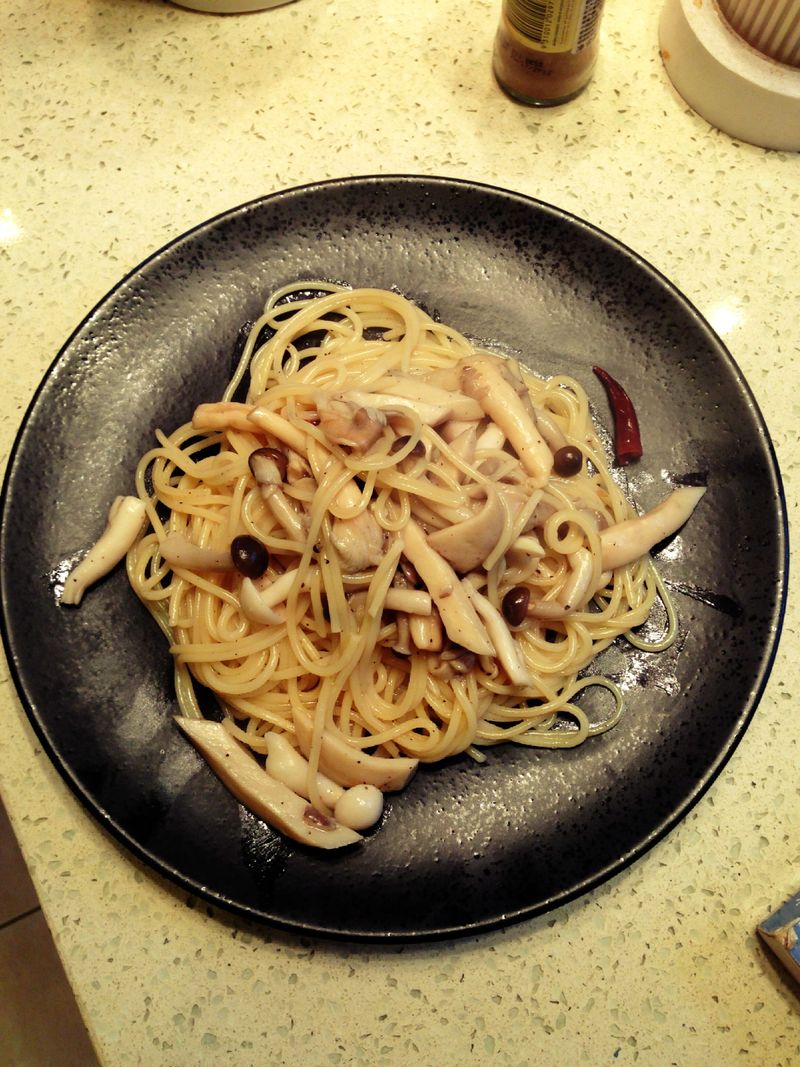 蒜味菌菇義大利麵