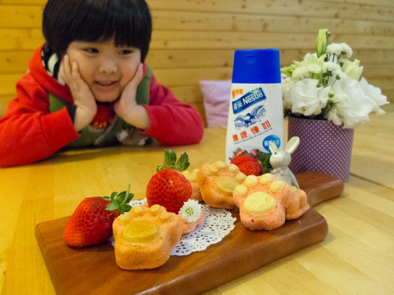 【吳双の親子食堂】草莓就愛鷹牌煉奶之雞蛋糕篇