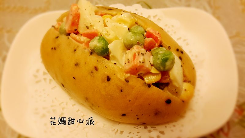 黑芝麻三色豆沙拉麵包