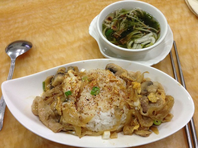 日式豬肉丼飯+黃金菇魚麵海菜湯
