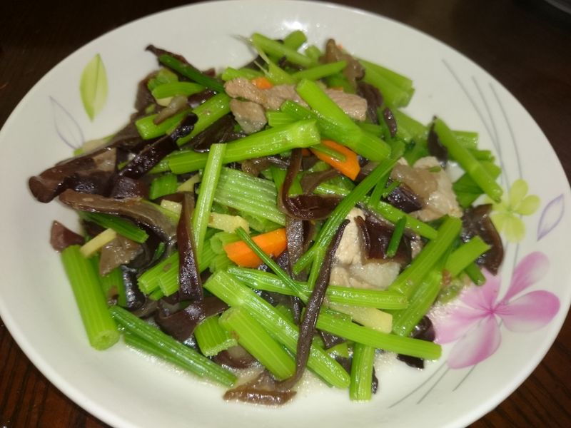 木耳炒芹菜~紓緩血壓!