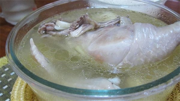 來喝湯吧!暖身蒜頭雞湯