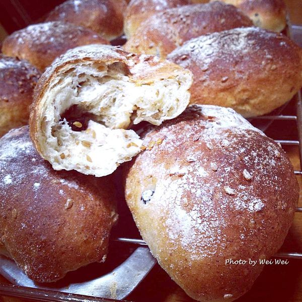 藍莓乾亞麻籽仁餐包 Dried-Blueberry and Linseed Buns