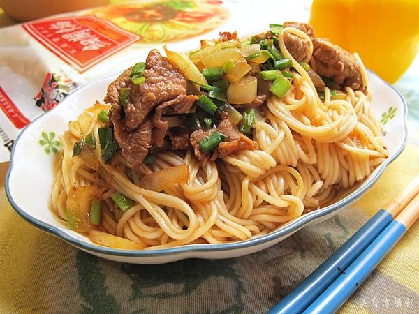 韭菜牛肉香拌麵。五木麵條