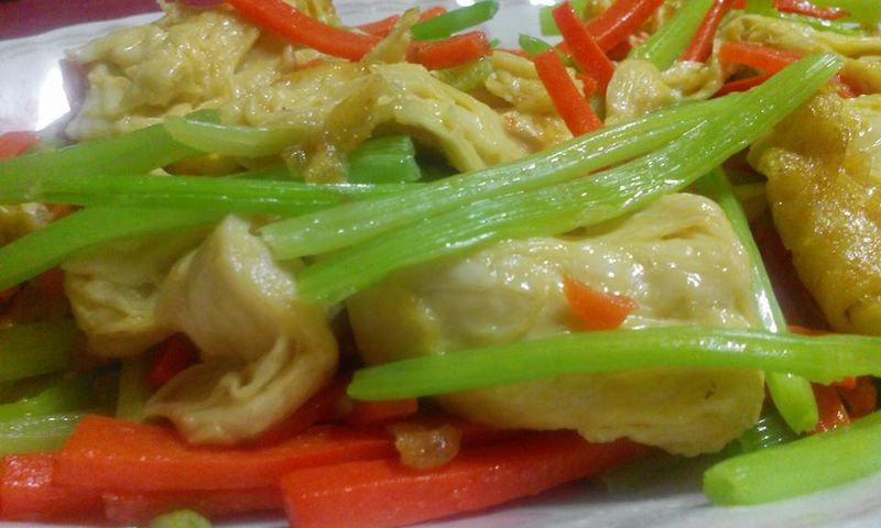 芹菜炒豆包【食在養生】