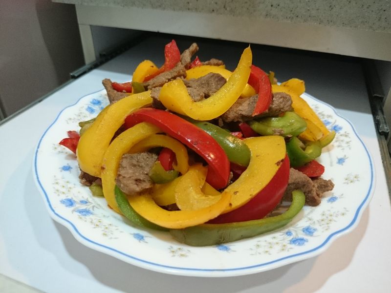 三色椒炒駝鳥肉