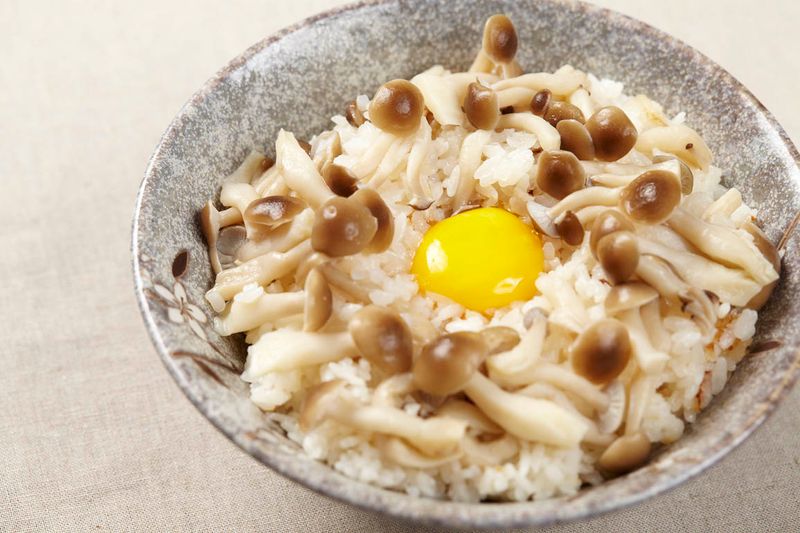 玉蕈月見飯