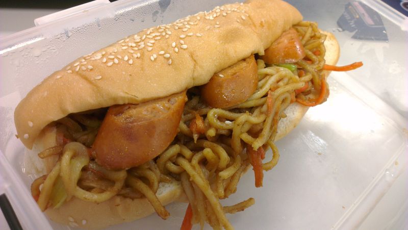 咖哩炒麵熱狗麵包