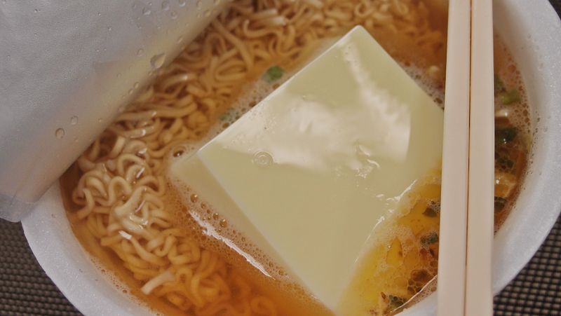 【懶小希】吃飽再上~泡麵蛋豆腐