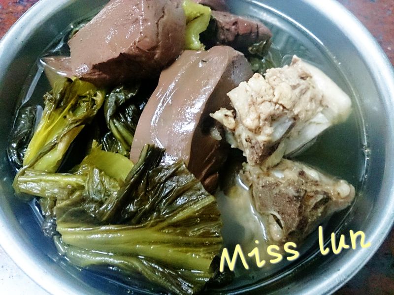 鹹菜豬血排骨湯