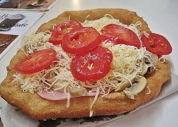 匈牙利傳統小吃: Lángos