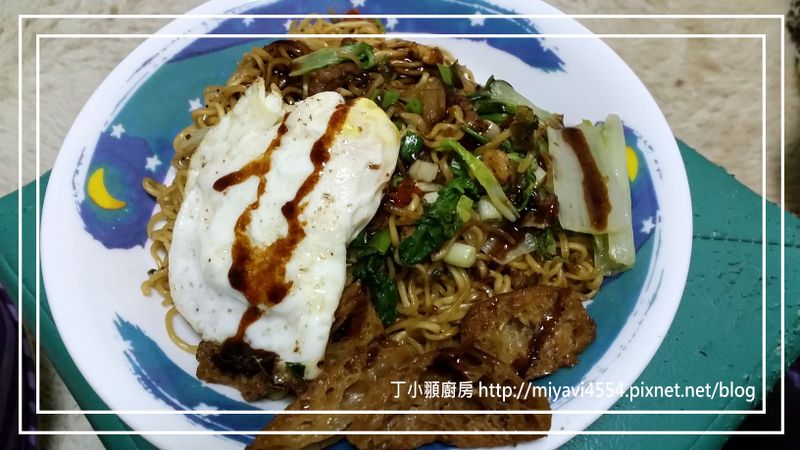 利用剩菜的豐盛炒泡麵~不加黑心油~