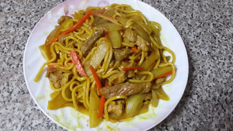 咖哩肉絲炒麵