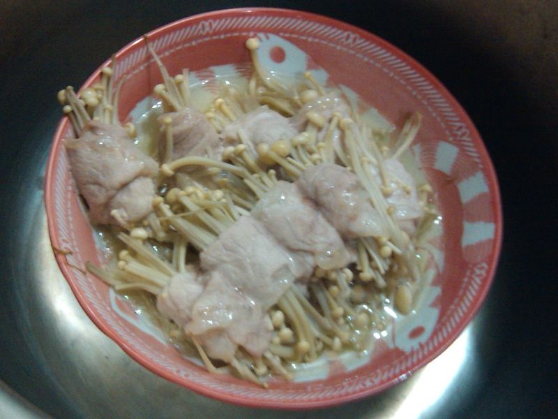蒸金針菇肉串[煤油暖爐]